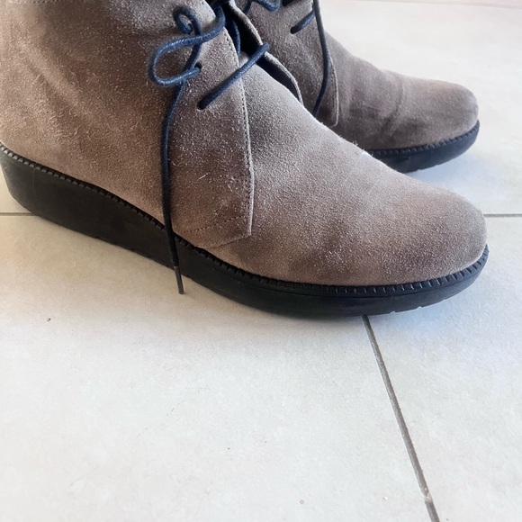 Cute suede ankle booties - Picture 3 of 3